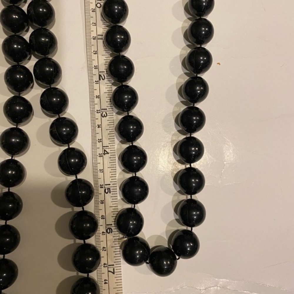VINTAGE BLACK LAYERING NECKLACES LARGE PLASTIC BEADS - Picture 3 of 8